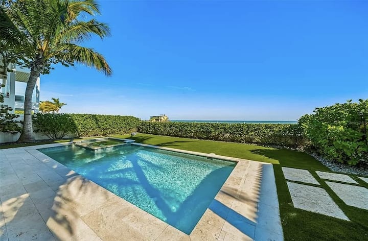 Felicity: Luxury Bayfront Home, Heated Pool, Spa - Anna Maria, FL