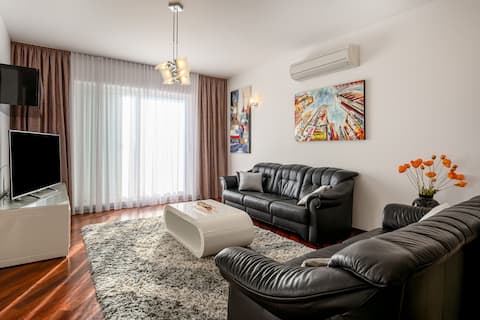 Successful Airbnb property: VILLA ARYA - Heated pool, roof hot tub, sea view! in Općina Podstrana