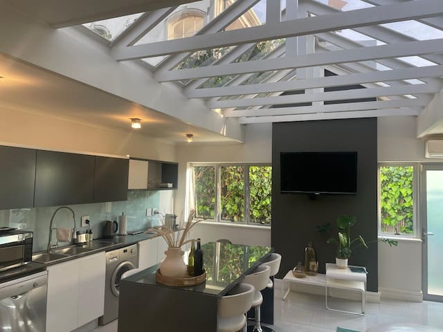 Casa Papi, Bright, Modern Retreat in Camps Bay gallery image 5