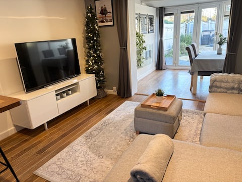 Top performing Airbnb: 2 bed House with Sea View and 2 parking spaces in Hythe And Dibden