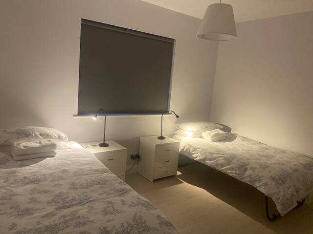 Dublin 2 Rooms – 6 single beds.