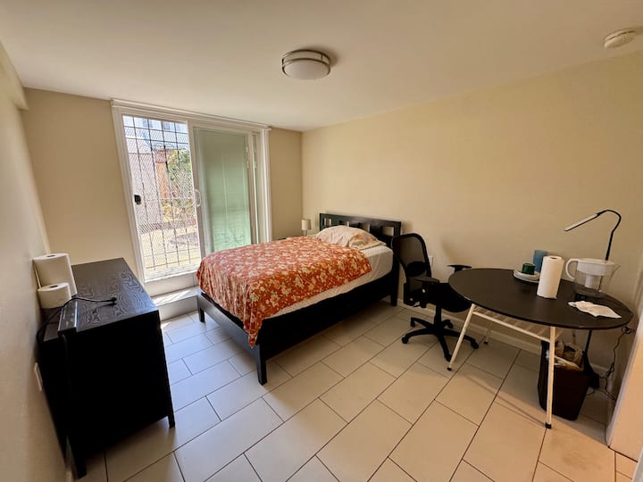 Spacious Private Room Near Sfsu - San Francisco, CA