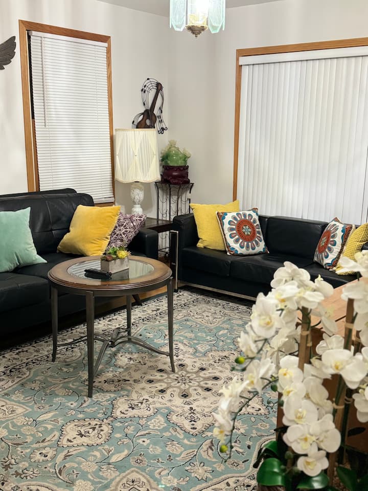 Spacious & Safe 4br Home | Convenient + 4 Parkings - Wauwatosa, WI