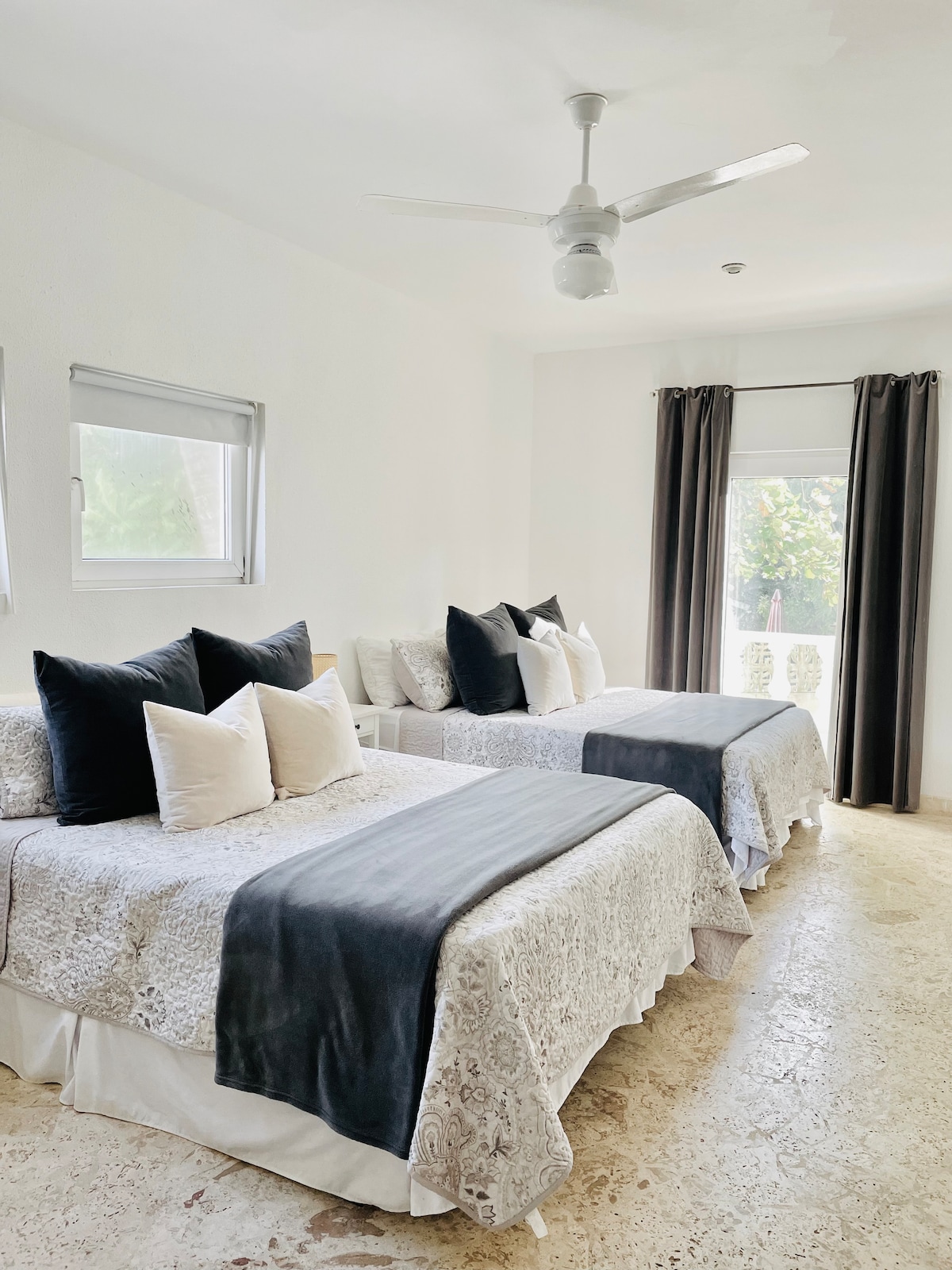 Veľká spálňa Xtra s 2 manželskými posteľami, písacím stolom a kancelárskou stoličkou