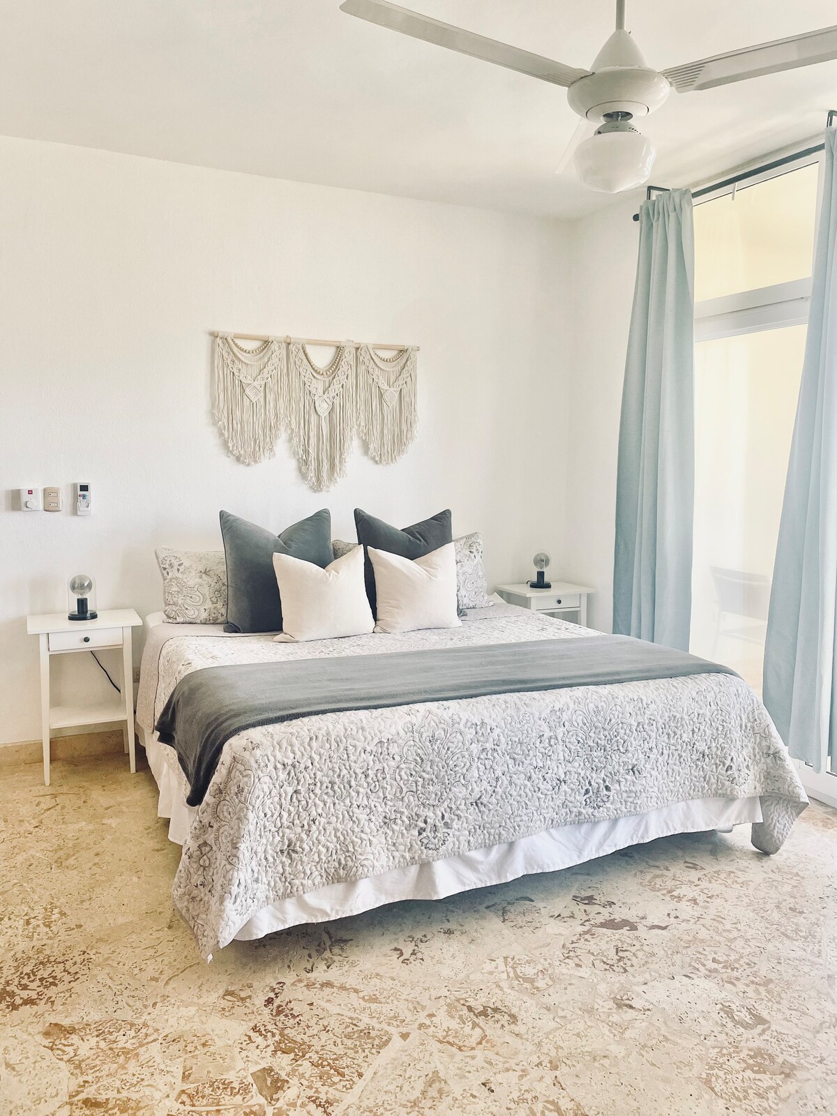 Hlavná spálňa s manželskou posteľou King, vlastnou kúpeľňou a dostatočným priestorom na šatník.