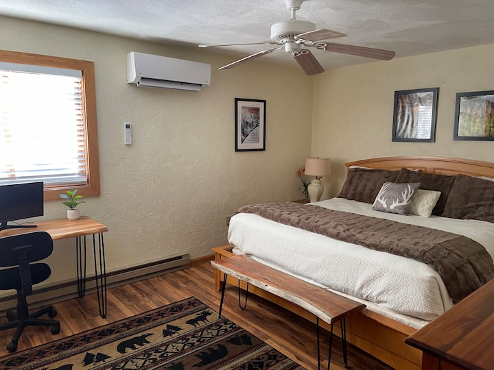 MBR con bagno privato, lussuoso materasso matrimoniale grande. Lavora a distanza (se necessario) sotto la finestra con il suono del ruscello. Wifi/ monitor avanzato