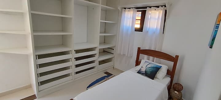 غرفة نوم بسرير واحد، وإذا لزم الأمر، مرتبة إضافية لوضعها على الأرض.