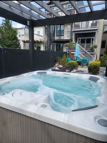 DC Escape- Cozy and Stylish Stay + Private Hot Tub