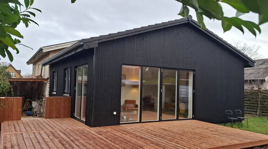Skøn renoveret bungalow nær strand og city – 240m²
