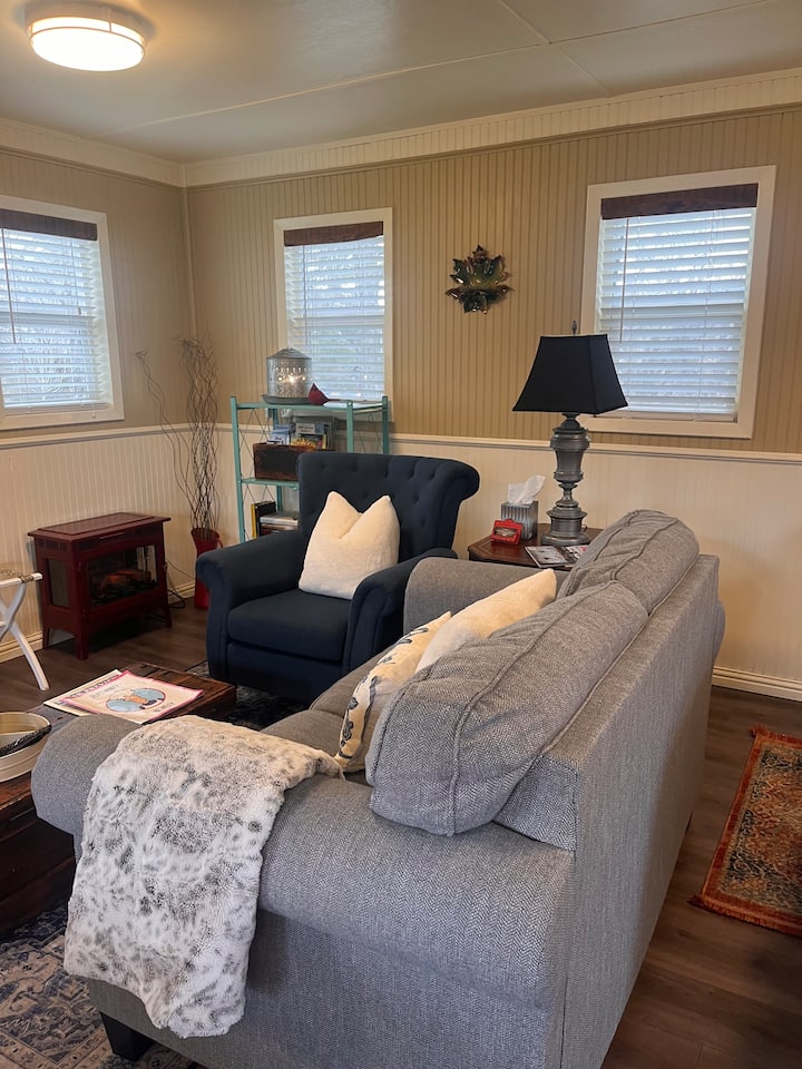 Cozy Ashland Farm Cabin - Ashland, OR