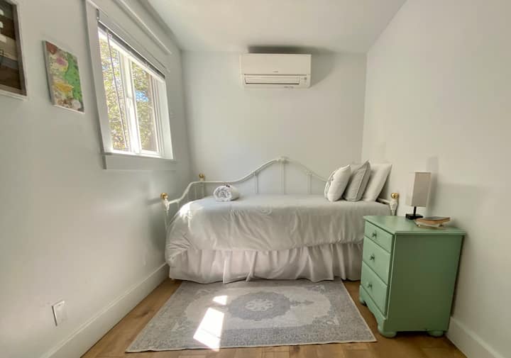 U spavaćoj sobi koja nije glavna može biti jedan krevet za jednu osobu 