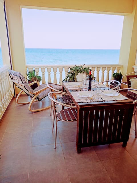 Beachfront apartment + WiFi