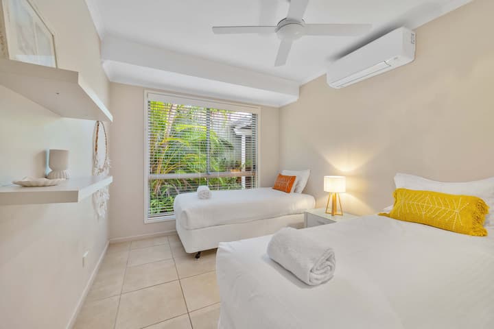 Light and airy, this twin room offers cooling and leafy outlooks.