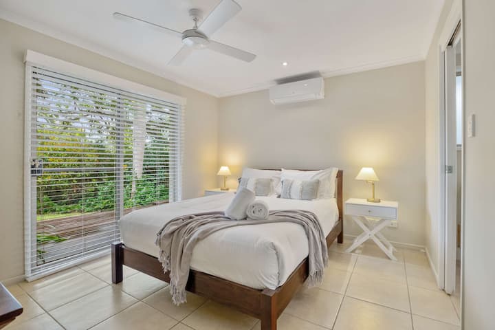 Drift off to the sound of rustling palms in the primary suite with temperature control and a queen bed.