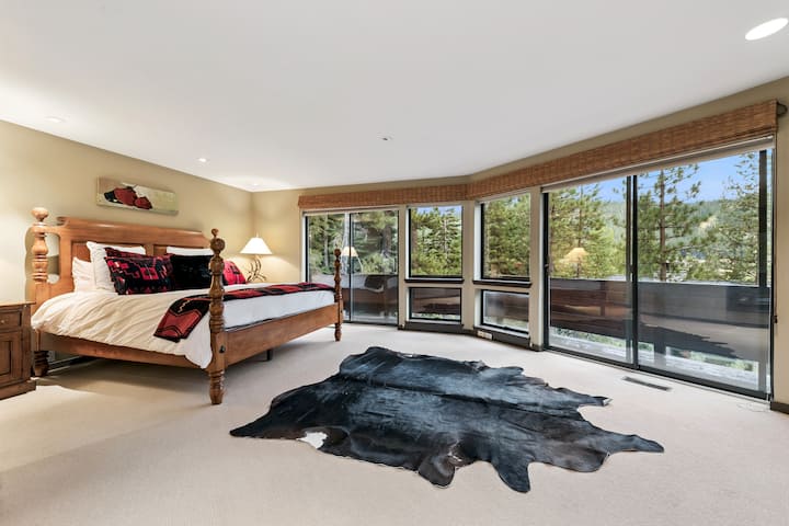 带套房浴室的楼下主卧