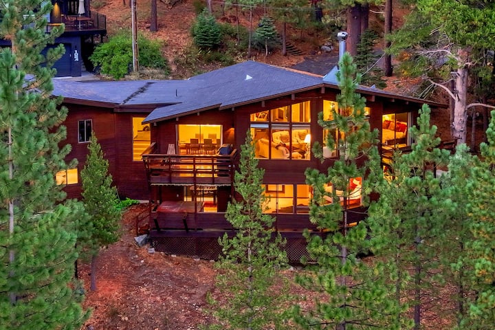Newly remodeled, sleeps 12! Hot tub and Sauna!