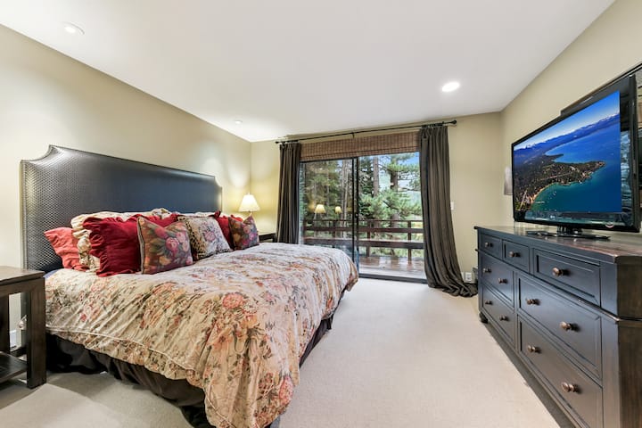 带套房浴室的楼上主卧