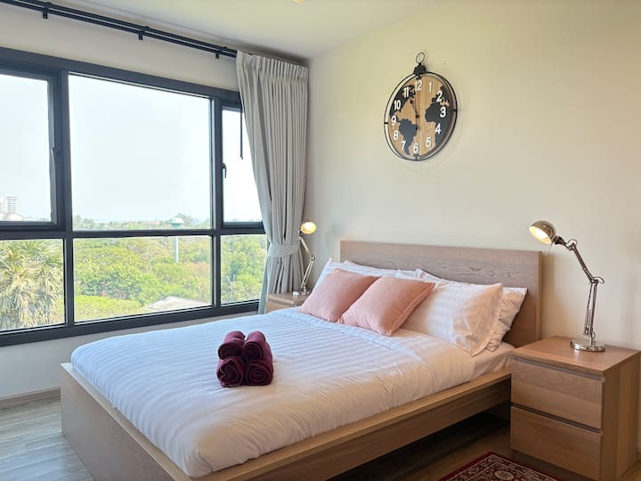 ห้องนอนใหญ่พร้อมฟูกขนาดควีนไซส์ IKEA ห้องน้ำส่วนตัวตู้เสื้อผ้าและโต๊ะทำงาน