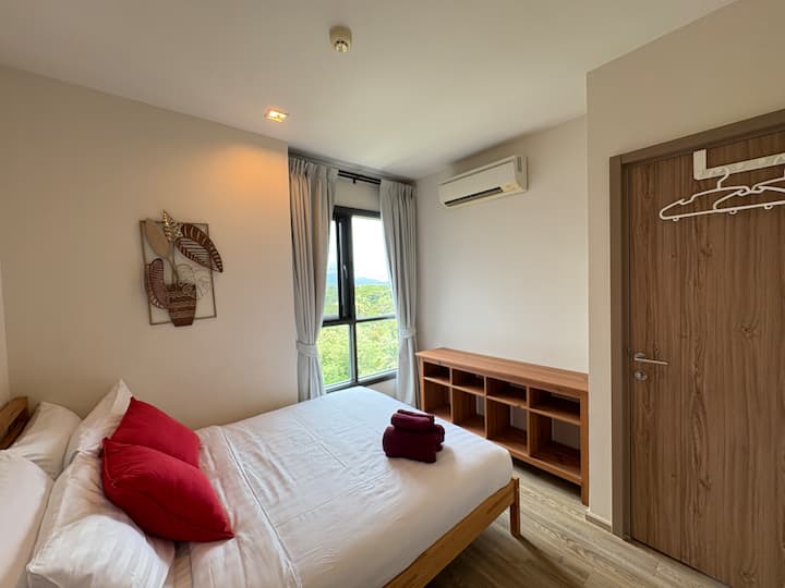 ห้องนอนที่ 2 พร้อมที่นอน IKEA ขนาดควีนไซส์ โปรดทราบว่าห้องนี้ไม่มีตู้เสื้อผ้า 