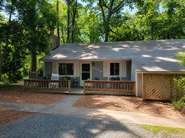 Peaceful Urban Retreat House With Amazing Trees! - Chapel Hill, NC