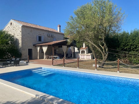 Vacation oasis☀️❤️☀️: Stone house with guest house and pool