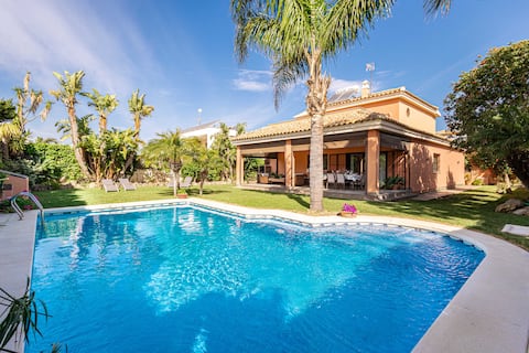 Popular Airbnb listing: VILLA WITH PRIVATE POOL 100M FROM THE BEACH in Conil De La Frontera