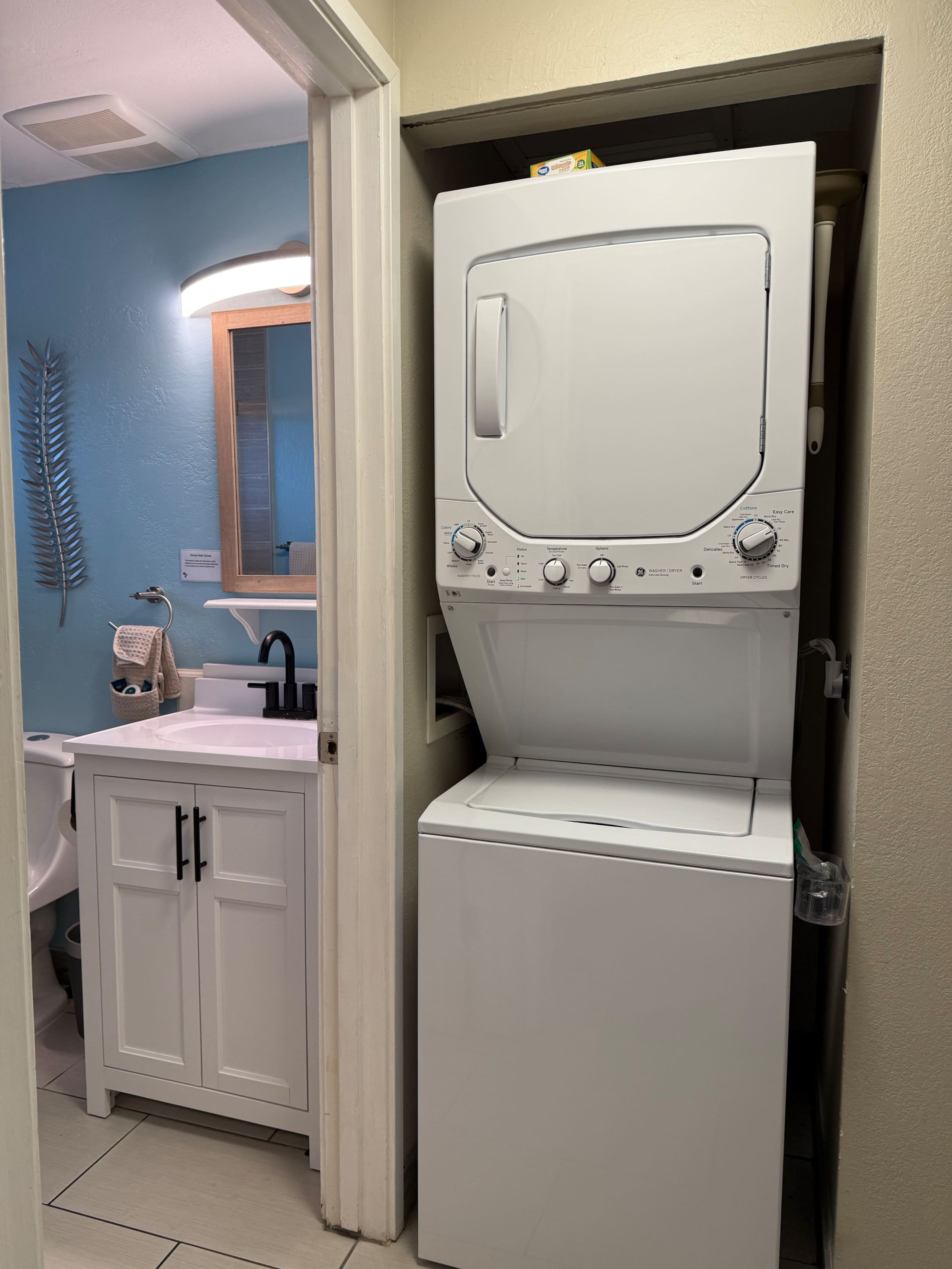 2 bd/2 bath Modern Ali’i Dr Condo right in town! - Image 25