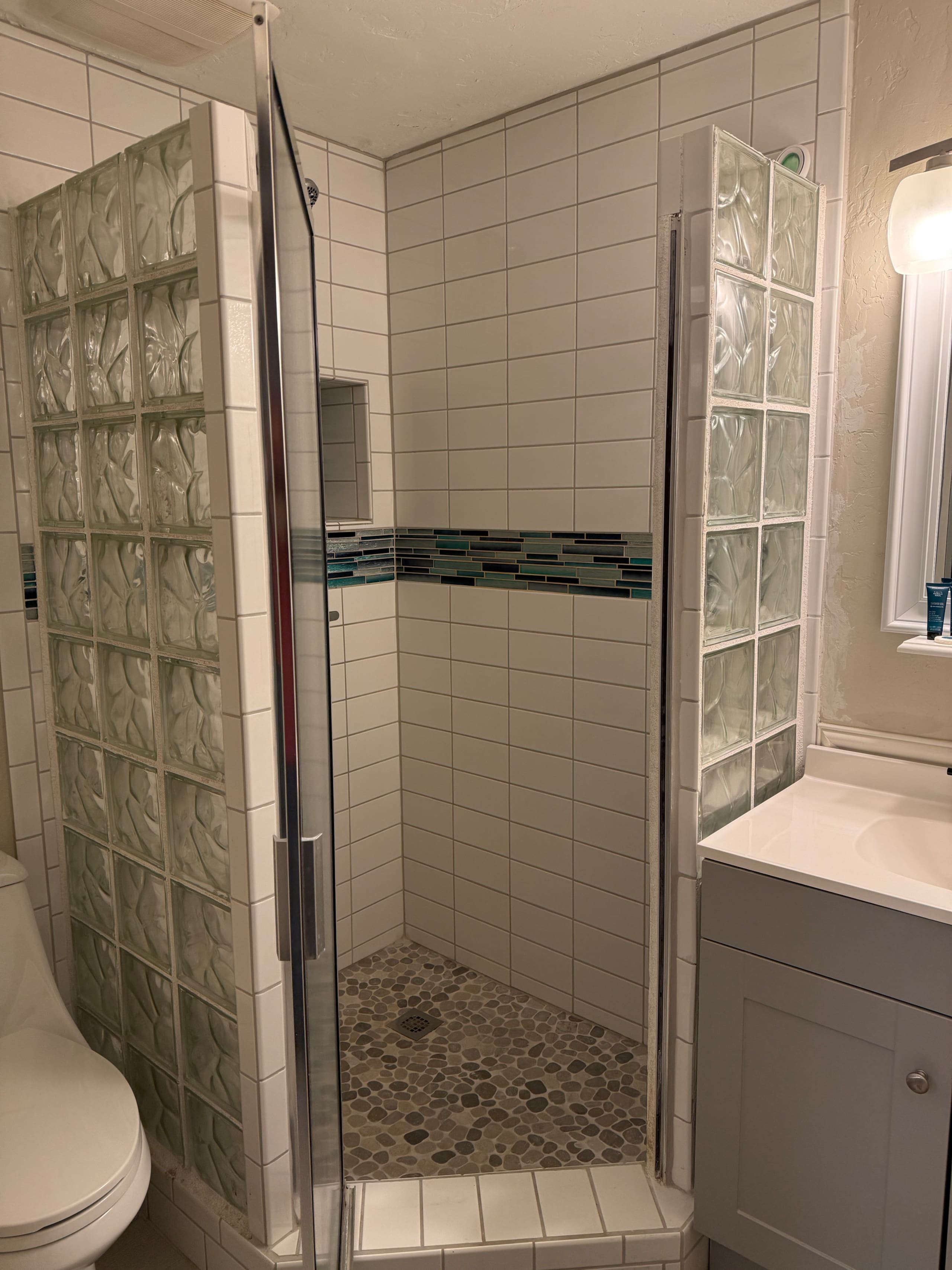 2 bd/2 bath Modern Ali’i Dr Condo right in town! - Image 18
