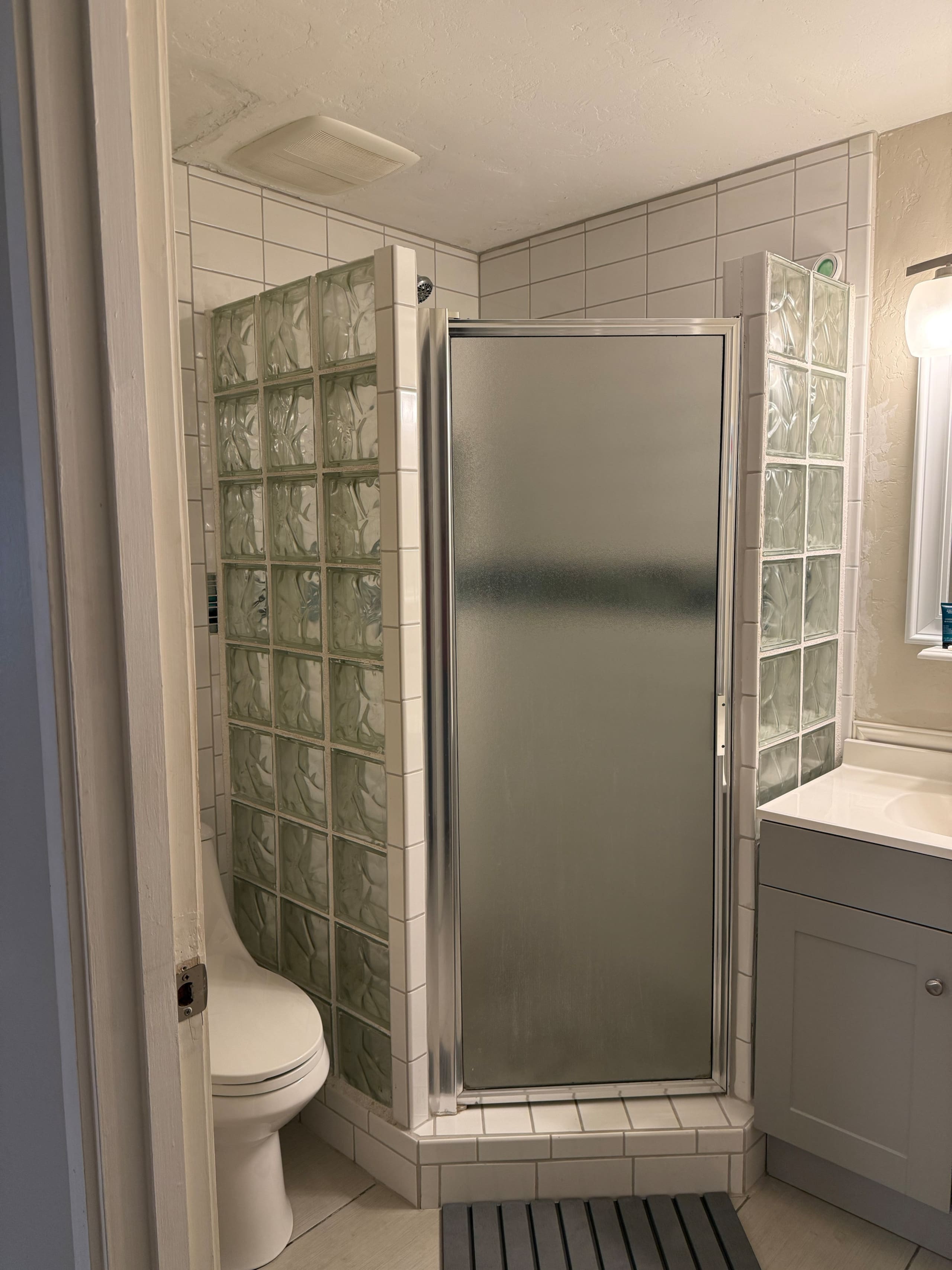 2 bd/2 bath Modern Ali’i Dr Condo right in town! - Image 17