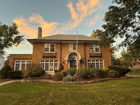 Large Historic Home, WALK to Notre Dame