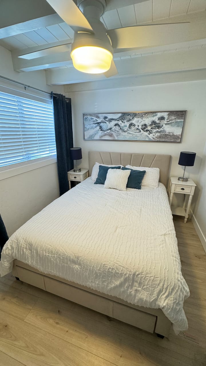 Queen hybrid memory foam-madras med en 2"topmadras, hvis det er nødvendigt. Tv, strygejern og strygebræt, damper.