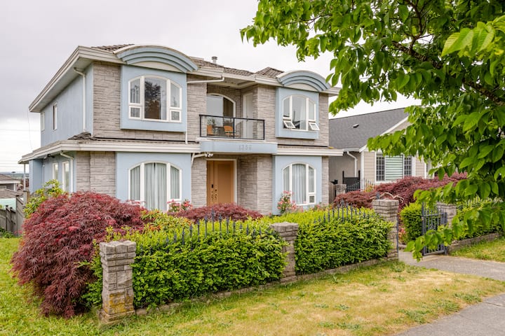 Luxurious 3br House W/ Balcony, Garden In Sunset - Vancouver