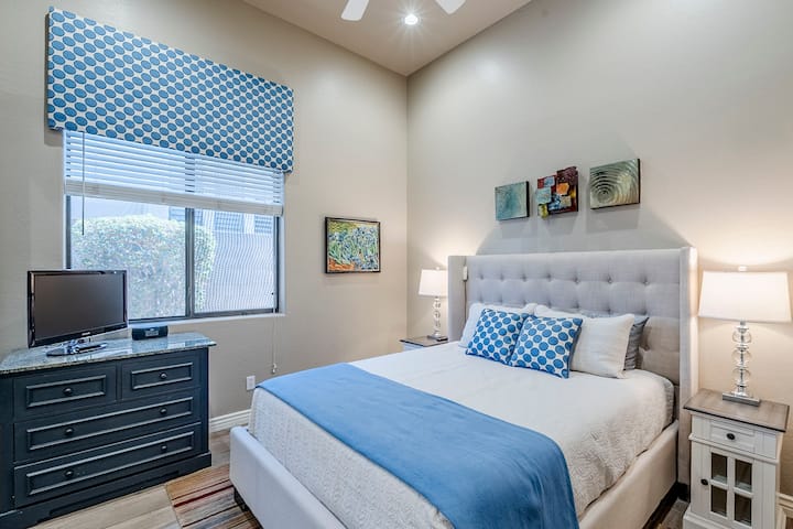 Este dormitorio está equipado con una cama tamaño queen ajustable con un colchón de espuma viscoelástica, junto con un ventilador de techo, TV, puertas de armario con espejos y un altavoz/reloj Bluetooth.