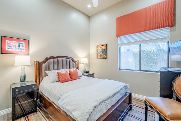 Esta habitación está equipada con una cama tamaño queen ajustable con colchón de espuma viscoelástica, ventilador de techo, televisor montado en la pared, puertas de armario con espejos y altavoz/reloj Bluetooth.