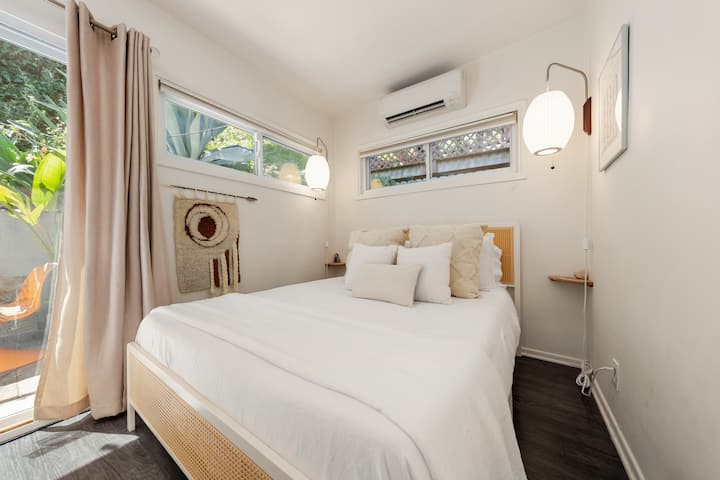 [Спалня №2] Плъзгащата се врата се отваря към задния двор/вътрешния двор. Органичен чист латексов матрак и органичен чист латекс. 