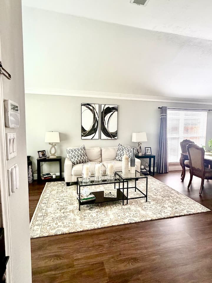 Stylish And Welcoming Home With Modern Bathroom - Houston, TX