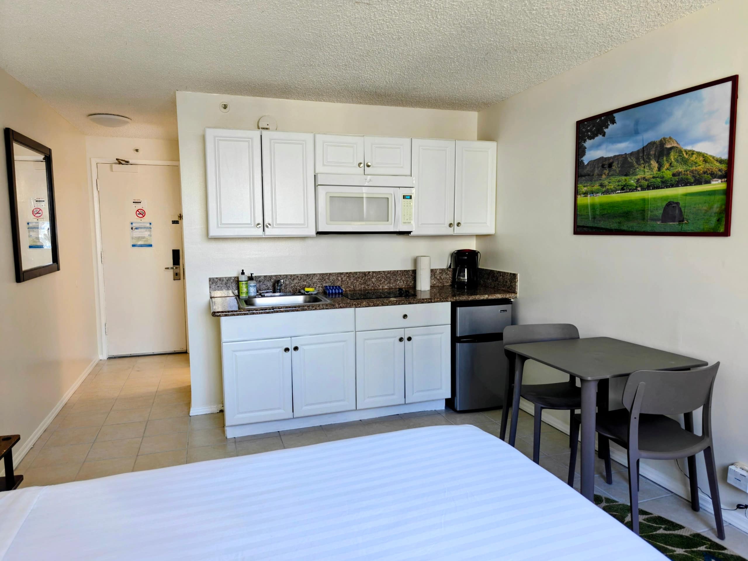 Condo in Honolulu · ★4.45 · Studio · 1 bed · 1 private bath - Image 7