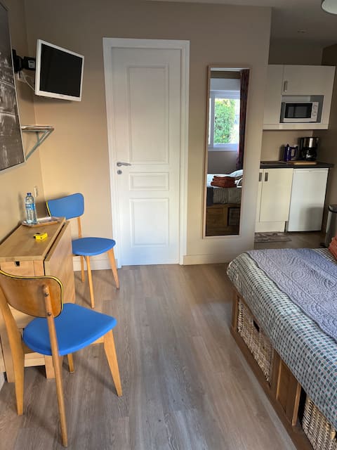 Annonce Airbnb populaire: La Défense studio in the heart of a large garden à Courbevoie
