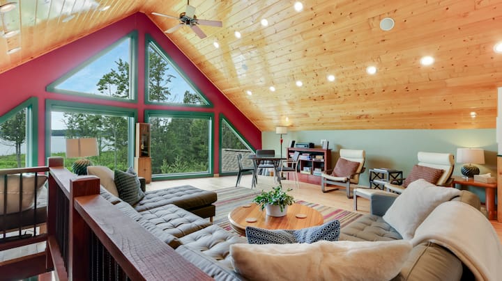 Hapësira e banimit në katin e dytë ka një pamje të mahnitshme të liqenit, duke përfshirë perëndimet e mrekullueshme të diellit.
Ka një futon (krevat dopio) në qoshe.