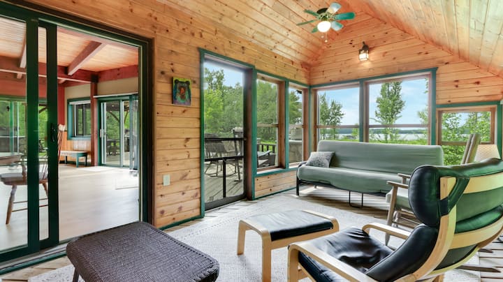 Veranda e kontrolluar ka një futon për dhomë gjumi shtesë në verë. Fantastike edhe për të dëgjuar bufët dhe bufët.