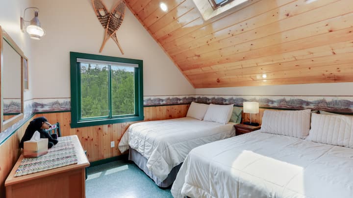 Kjo dhomë gjumi ka dy krevate dopio.