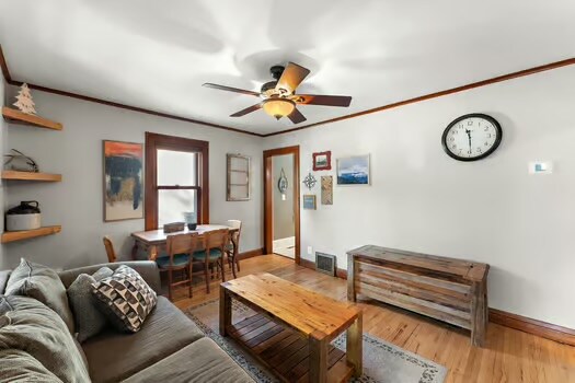 Woonkamer/eethoek aan de voorkant. Deze kamer is naast de voorste modderkamer.