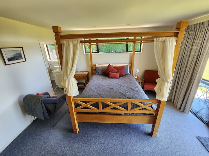 Kitanda cha malkia cha bango 4, wageni wanatoa maoni kuhusu godoro lenye starehe.