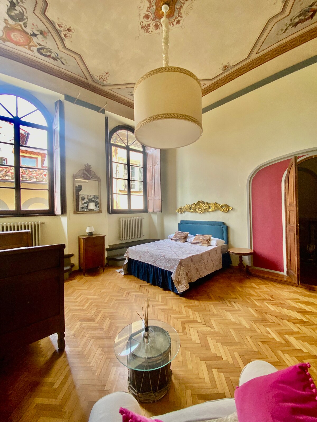 宽敞的卧室，配备加大双人床和日间床