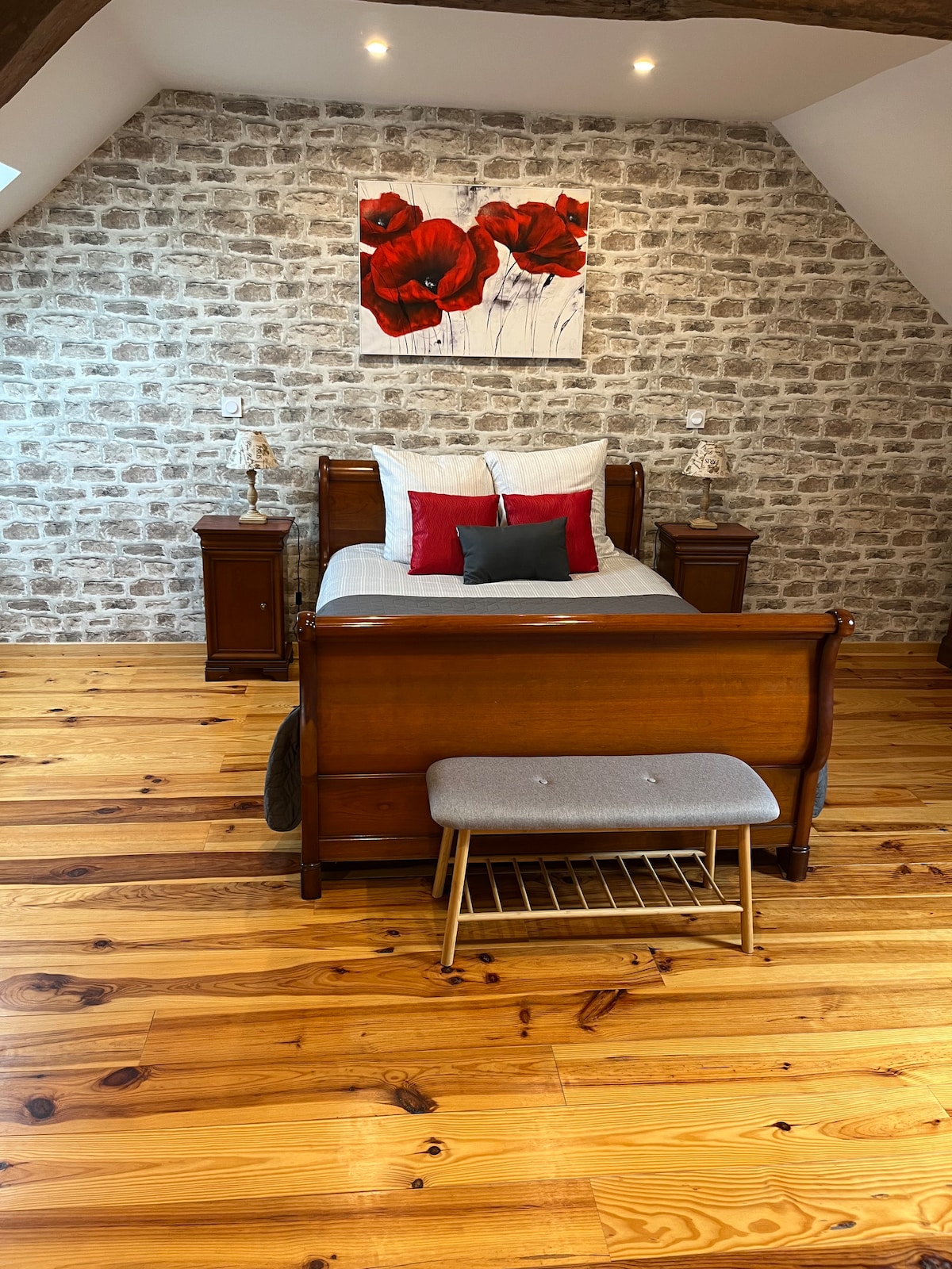  (غرفة الخشخاش)
سرير لشخصين 140 × 190
غرفة مكيفة الهواء 