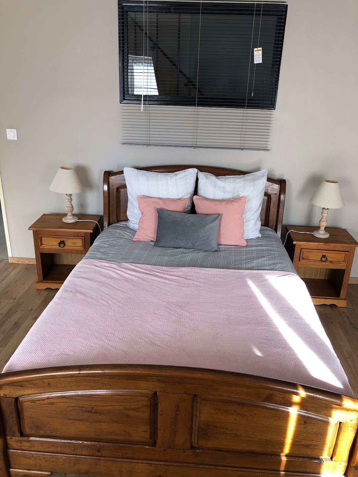 (الغرفة الوردية)
سرير لشخصين 140 × 190 سم