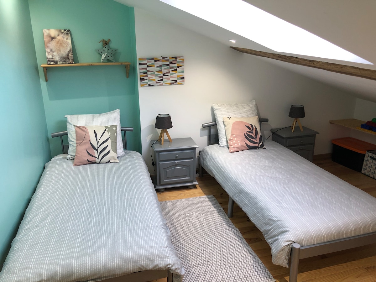 (غرفة الأوكالبتوس)
سريران مفردان 90 × 190 سم