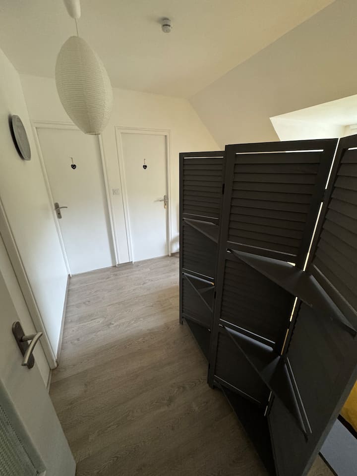 Entrée hall de chambre desservant les chambres N2 et N3, ainsi que la salle de bain. Vous y trouverez un lit double de 140x200.
