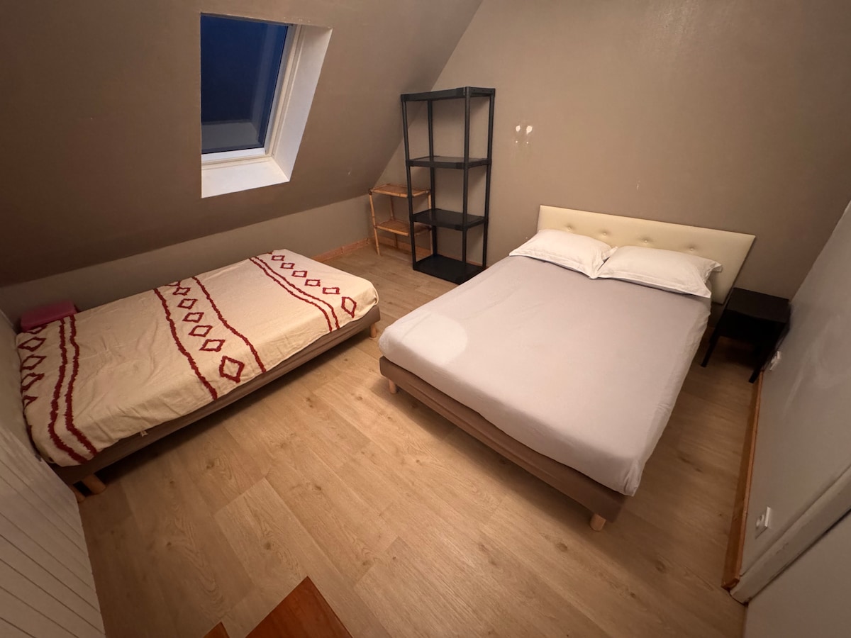 ห้องนอนหมายเลข 4 มีเตียง 2 เตียงขนาด 140 x 190