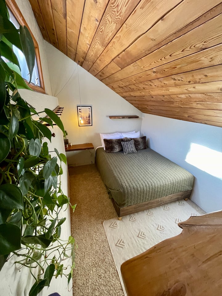 Dormitorio #3: cama tamaño queen, tercer piso.